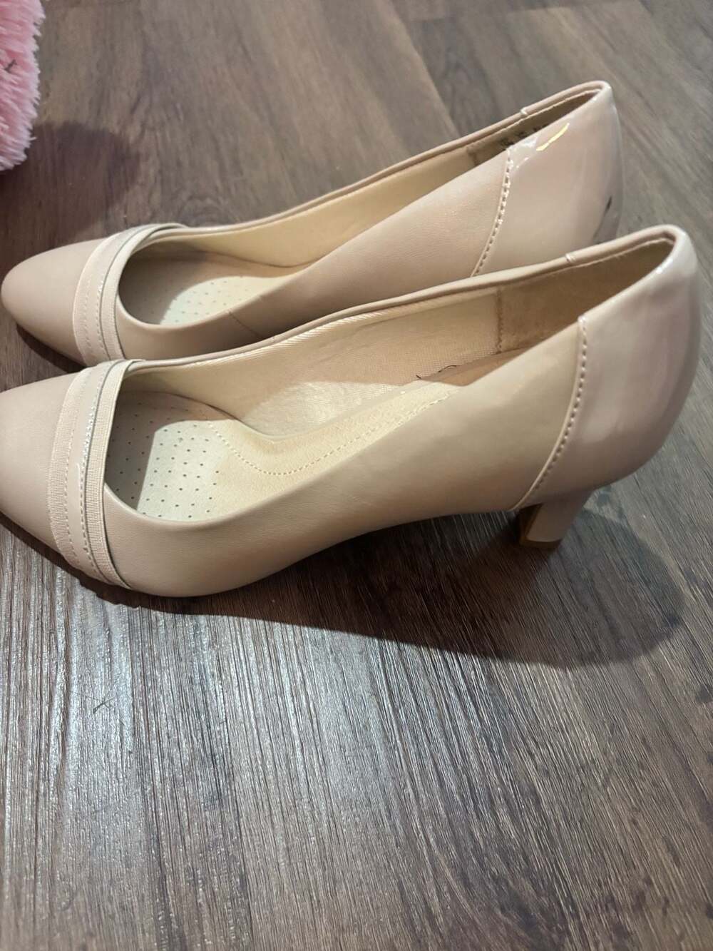 LifeStride Soft System Nude Patent Almond Toe Low Kitten Heel Pumps 10